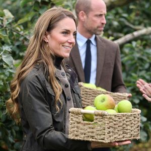 Le prince William, prince de Galles, et Catherine (Kate) Middleton, princesse de Galles, visitent un producteur de cidre, "Long Meadow Cider" à Portadown (Irlande), le 14 octobre 2025 © Bestimage