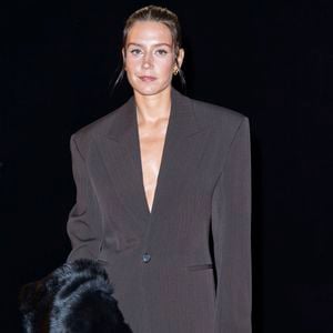 À 16 ans, elle a eu un coup de foudre pour une camarade prénommée Christina.

Adèle Exarchopoulos - Photocall du défilé Saint Laurent Collection Femme Prêt-à-Porter Printemps/Eté 2027 lors de la Fashion Week de Paris (PFW) à la Fontaine du Trocadéro, à Paris, France, le 29 septembre 2026. © Olivier Borde/Bestimage