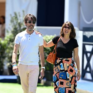 La productrice a d’abord profité d’un séjour dans les Alpilles avec son compagnon, Mathieu Grinberg, un entrepreneur dans l'hôtellerie.

Alexia Laroche-Joubert et Mathieu Grinberg dans l’espace VIP “le Pavillon Eiffel,” lors de la 12ème édition Longines Paris Eiffel Jumping au pied de la Tour Eiffel sur le Champ-de-Mars à Paris, France le 21 juin 2026

© Perusseau / Veeren / Bestimage