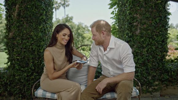Et même son rôle de maman de deux enfants, Archie et Lilibet, est tourné au ridicule. "Et allez allaiter Archie", hurle Louise Bourgoin, après avoir mis en avant ses différentes luttes. 

Le prince Harry, duc de Sussex et Meghan Markle, duchesse de Sussex, ont surpris certains jeunes très performants – avec des appels téléphoniques personnels pour les féliciter. Les appels ont également été filmés pour une vidéo d'eux parlant dans leur manoir de 12 millions à Montecito, en Californie.