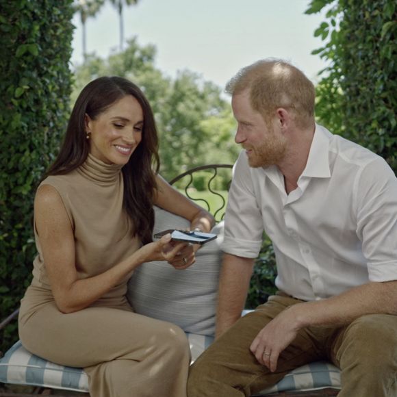Et même son rôle de maman de deux enfants, Archie et Lilibet, est tourné au ridicule. "Et allez allaiter Archie", hurle Louise Bourgoin, après avoir mis en avant ses différentes luttes. 

Le prince Harry, duc de Sussex et Meghan Markle, duchesse de Sussex, ont surpris certains jeunes très performants – avec des appels téléphoniques personnels pour les féliciter. Les appels ont également été filmés pour une vidéo d'eux parlant dans leur manoir de 12 millions à Montecito, en Californie.