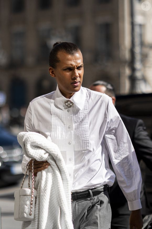 Exclusif - Le chanteur Stromae (Paul van Haver) et sa femme Coralie Barbier rentrent à l'hôtel Ritz après le défilé Chanel à Paris le 4 octobre 2022.