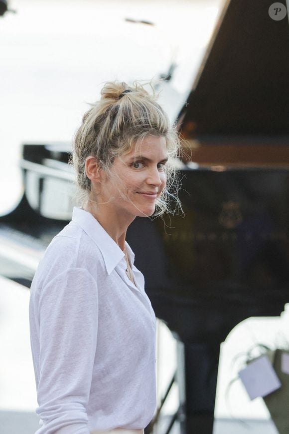 Alice Taglioni célèbre ses 49 ans. 

Exclusif - Alice Taglioni donne son premier concert au piano aux côtés d' Helene Berger dans le cadre du Cap Ferret Music Festival, au Canon, Lege Cap Ferret. Photo by Thibaud Moritz/ABACAPRESS.COM - POOL BESTIMAGE