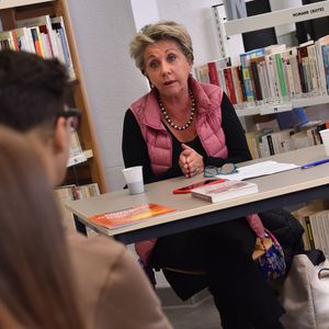 Françoise Laborde participe à l'opération 'lecture pour tous" au Lycée Calmette de Nice le 6 décembre 2016.