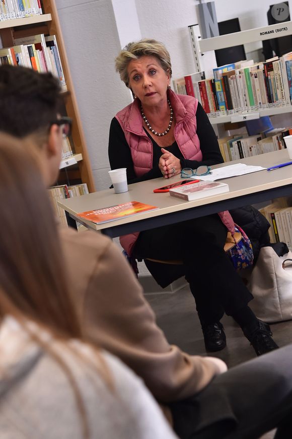 Françoise Laborde participe à l'opération 'lecture pour tous" au Lycée Calmette de Nice le 6 décembre 2016.