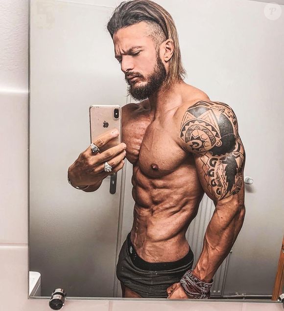 Anthony Amar de "Koh-Lanta" torse nu et musclé sur Instagram, avril 2020.