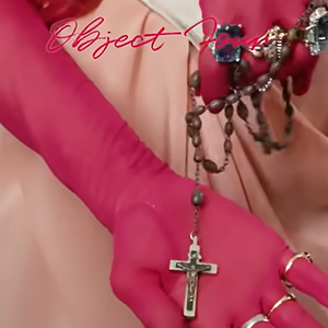 Elle présente aussi des objets ayant appartenu à sa mère, dont un chapelet et son parfum préféré.

Madonna ouvre les portes de sa maison à Londres.