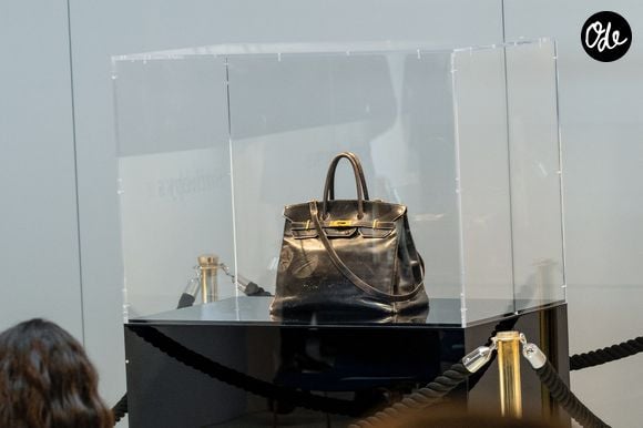 Le tout premier sac Hermès Birkin, conçu pour Jane Birkin en 1985, a été vendu aux enchères pour 8,58 millions d'euros chez Sotheby's Paris, lors de la vente aux enchères "Fashion Icons" à Paris, le 10 juillet 2025. 

© Jonathan Jacob/Bestimage
