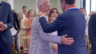 Didier Deschamps s'est lâché au mariage de son fils Dylan : le sélectionneur des Bleus a profité du grand jour avec sa femme Claude