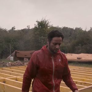 Plus qu’une construction, ce projet marque un véritable tournant personnel pour le chanteur.

Vianney sur le chantier de sa mystérieuse cabane (Capture d'écran Instagram jeudi 30 octobre 2025).