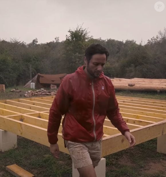 Plus qu’une construction, ce projet marque un véritable tournant personnel pour le chanteur.

Vianney sur le chantier de sa mystérieuse cabane (Capture d'écran Instagram jeudi 30 octobre 2025).