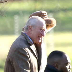 Le roi Charles III et la reine Camilla ont assisté à l'office du dimanche matin à l'église St. Mary Magdalene à Sandringham. Le roi Charles III, Sandringham, Norfolk, le 4 janvier 2026 © PsnewZ / Bestimage