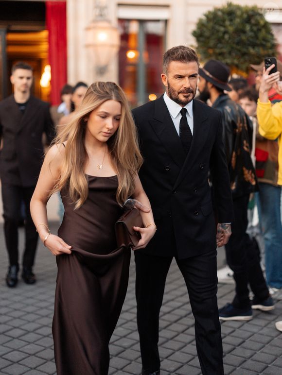 David Beckham et sa fille Harper Seven sortent de l'hôtel La Réserve Paris - Hotel and Spa pour se rendre au défilé de Victoria en marge de la Fashion Week de Paris (PFW), à Paris, France, le 7 mars 2025. © Tiziano da Silva/Bestimage