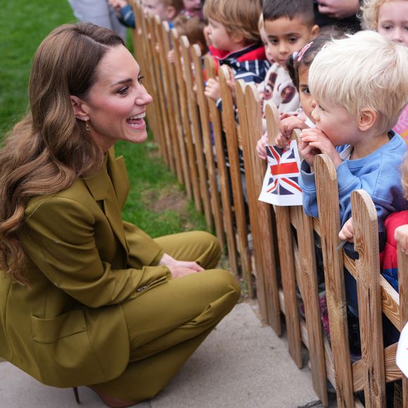 Kate Middleton s'est rendue à Oxford.


Kate Middleton Middleton, princesse de Galles, lors d'une visite à Home-Start à Oxford, le 9 octobre 2025. Home-Start UK se prépare à déployer une formation auprès de son réseau de 9 000 bénévoles sur la base de la série explicative du Centre for Early Childhood de la Royal Foundation. Photo par PA Photo/ Bestimage