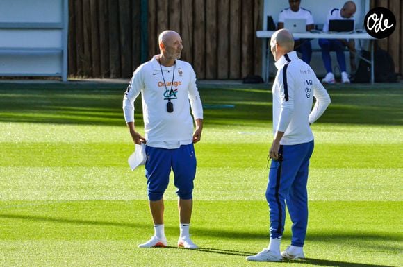 Fabien Barthez Zinédine Zidane - Entraînement de l'équipe de France en préparation de la Ligue des nations de l'UEFA 2026 au Centre national de Clairefontaine le 21 septembre 2026. © Baptiste Autissier/PsnewZ/Bestimage