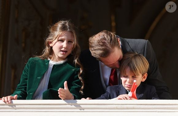 Surtout financièrement ! 
India Casiraghi, Andrea Casiraghi et Maximilian Casiraghi - La famille princière de Monaco au balcon du palais, à l'occasion de la Fête Nationale de Monaco, le 19 novembre 2024. © Jacovides-Bebert/Bestimage