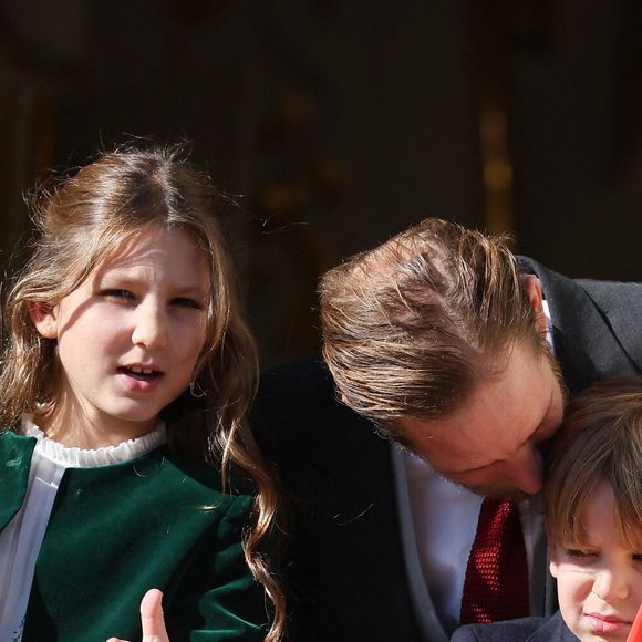 Surtout financièrement ! 
India Casiraghi, Andrea Casiraghi et Maximilian Casiraghi - La famille princière de Monaco au balcon du palais, à l'occasion de la Fête Nationale de Monaco, le 19 novembre 2024. © Jacovides-Bebert/Bestimage