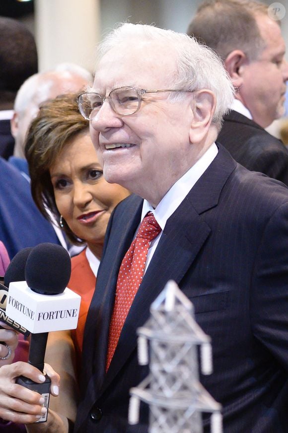 Le 30 avril 2016 - Omaha, Nebraska, États-Unis - WARREN BUFFETT s'entretient avec les journalistes lors de la réunion annuelle des actionnaires de Berkshire Hathaway au CenturyLink Center à Omaha, Nebraska. Photo par Steven Branscombe/ZUMA/ABACAPRESS.COM