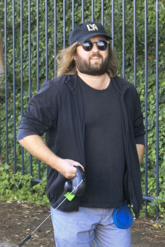 L'acteur Haley Joel Osment a été aperçu lors de la grève du SAG qui se déroule sur le site de Disney à Burbank, et il n'était pas seul. 
©Backgrid USA / Bestimage