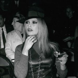 Apr. 04, 1968 - B.B. voit la mode de son mari : Brigitte Bardot a assisté aujourd'hui à un défilé de mode présentant des modèles de la boutique de son mari, Gunter Sachs, à Saint-Tropez. Le défilé s'est déroulé dans le studio du photographe Famo is à Neuilly, le quartier résidentiel de Paris. La photo montre B.B. portant un chapeau "Garbo" lors du défilé de mode.  (Crédit photo : © Keystone Press Agency/ZUMA Press Wire)