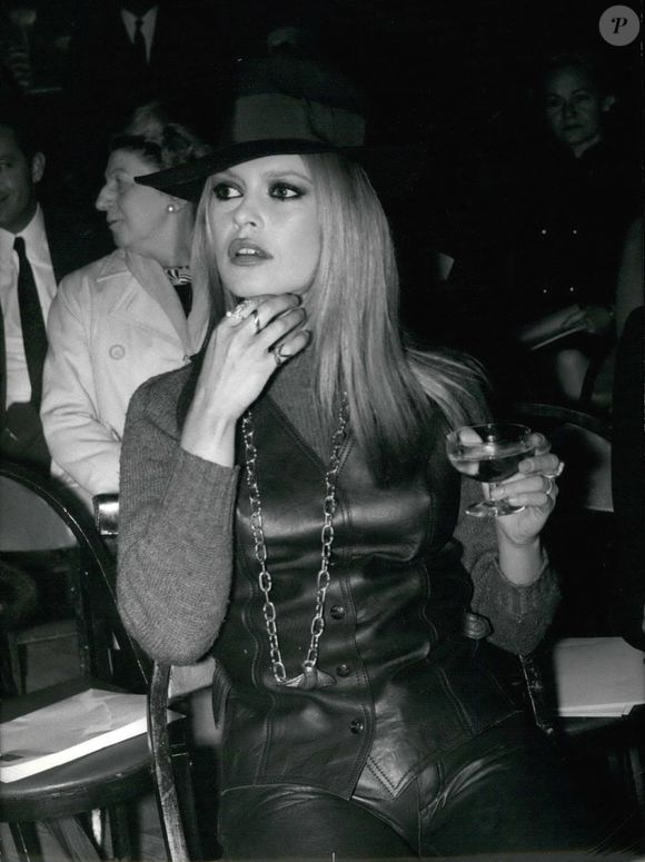 Apr. 04, 1968 - B.B. voit la mode de son mari : Brigitte Bardot a assisté aujourd'hui à un défilé de mode présentant des modèles de la boutique de son mari, Gunter Sachs, à Saint-Tropez. Le défilé s'est déroulé dans le studio du photographe Famo is à Neuilly, le quartier résidentiel de Paris. La photo montre B.B. portant un chapeau "Garbo" lors du défilé de mode.  (Crédit photo : © Keystone Press Agency/ZUMA Press Wire)