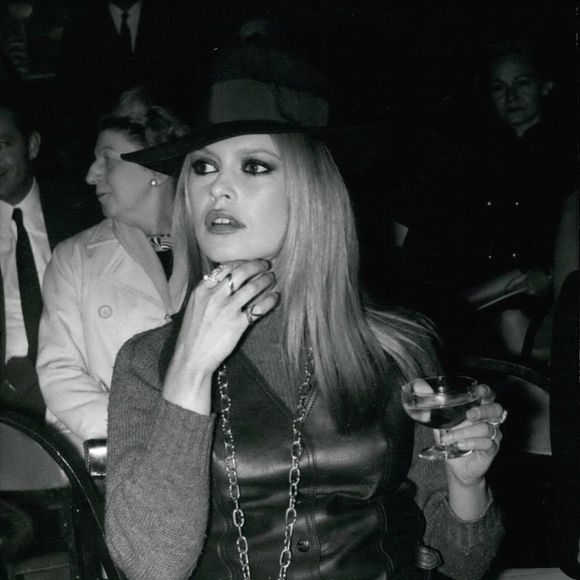 Apr. 04, 1968 - B.B. voit la mode de son mari : Brigitte Bardot a assisté aujourd'hui à un défilé de mode présentant des modèles de la boutique de son mari, Gunter Sachs, à Saint-Tropez. Le défilé s'est déroulé dans le studio du photographe Famo is à Neuilly, le quartier résidentiel de Paris. La photo montre B.B. portant un chapeau "Garbo" lors du défilé de mode.  (Crédit photo : © Keystone Press Agency/ZUMA Press Wire)