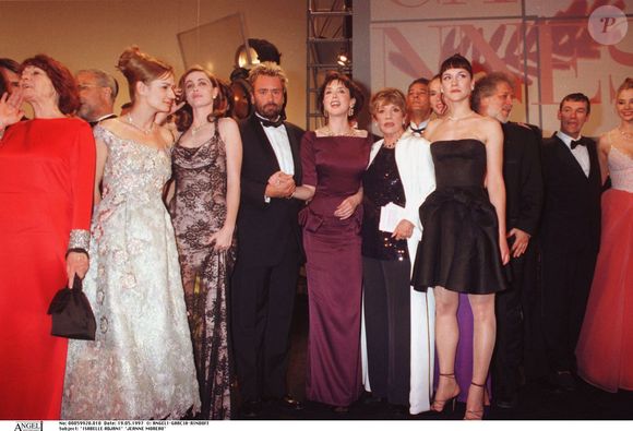 Isabelle Adjani, Jeanne Moreau, Luc Besson, Emmanuelle Béart et Sandrine Bonnaire lors du 50e Festival de Cannes, en 1997.

ANGELI-RINDOFF-GARCIA / BESTIMAGE