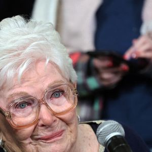 Interrogée par nos confrères de Point de vue, elle a confié :
Line Renaud - Line Renaud, 97 ans, a inauguré un jardin public qui porte son nom, à Lille, France, le mercredi 17 décembre 2025.
© Claude Dubourg/Bestimage