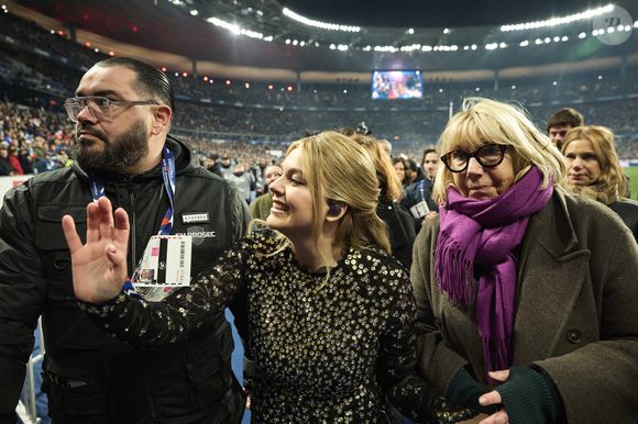 La chanteuse Louane (Louane Emera), représentante de la France au concours de l'Eurovision, interpréte pour la première fois son titre Maman, en hommage à sa mère décédée lorsqu'elle avait 17 ans, devant les 80 000 spectateurs, suspendue sur une plateforme, plusieurs mètres au-dessus de la pelouse et des musiciens, du Stade de France à la mi-temps du match du Tournoi des Six Nations opposant la France à l'Écosse, à Saint-Denis, Seine Saint-Denis, France, le 15 mars 2025. © Cyril Moreau/Bestimage