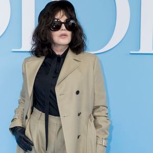 Elle confie ne pas vouloir qu’on dise son âge, non par coquetterie, mais pour ne pas se "prendre un coup de vieux" chaque fois qu’elle l’entend. 

Isabelle Adjani au photocall du défilé de mode féminine Dior printemps-été 2025 lors de la Fashion Week de Paris (PFW), à Paris, France, le 24 septembre 2024. © Olivier Borde/Bestimage