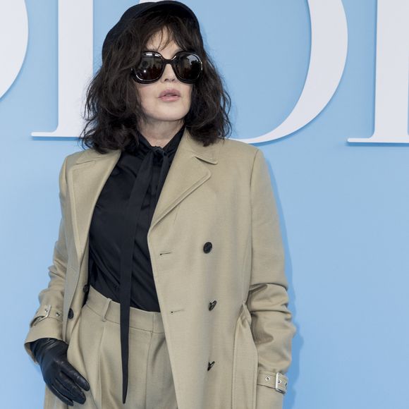 Elle confie ne pas vouloir qu’on dise son âge, non par coquetterie, mais pour ne pas se "prendre un coup de vieux" chaque fois qu’elle l’entend. 

Isabelle Adjani au photocall du défilé de mode féminine Dior printemps-été 2025 lors de la Fashion Week de Paris (PFW), à Paris, France, le 24 septembre 2024. © Olivier Borde/Bestimage