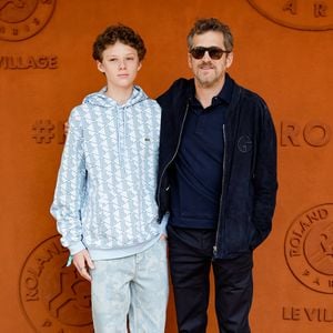 Guillaume Canet et son fils Marcel au village lors des Internationaux de France de Tennis de Roland Garros 2025, à Paris, France, le 8 juin 2025. © Cyril Moreau/Bestimage
