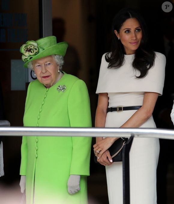 Meghan Markle, duchesse de Sussex, effectue son premier déplacement officiel avec la reine Elisabeth II d'Angleterre, lors de leur visite à Chester. Le 14 juin 2018 (Backgrid UK/ Bestimage).