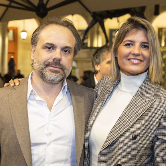Depuis son divorce d'avec la mère de ses enfants, le romancier français Romain Sardou vit une idylle avec l'artiste Kym Thiriot, de plus de dix ans sa cadette... 

Exclusif - Romain Sardou et sa compagne Kym Thiriot - Cérémonie de remise du prix Raymond Devos au théâtre Edouard VII à Paris dans le cadre de la 28ème édition de la semaine de la Langue Française et de la Francophonie. © Coadic Guirec - Cyril Bruneau / Bestimage