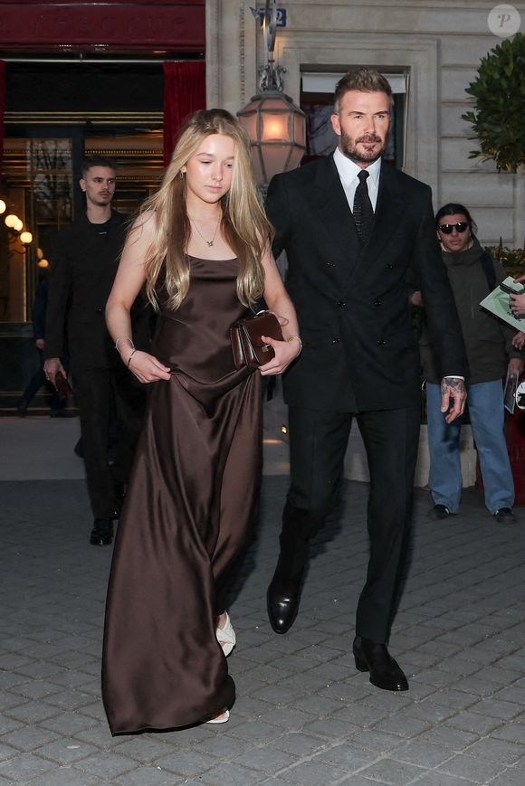 David Beckham et sa fille Harper Seven sortent de l'hôtel La Réserve Paris - Hotel and Spa pour se rendre au défilé de Victoria en marge de la Fashion Week de Paris (PFW), à Paris, France, le 7 mars 2025. © Cyril Moreau/Bestimage