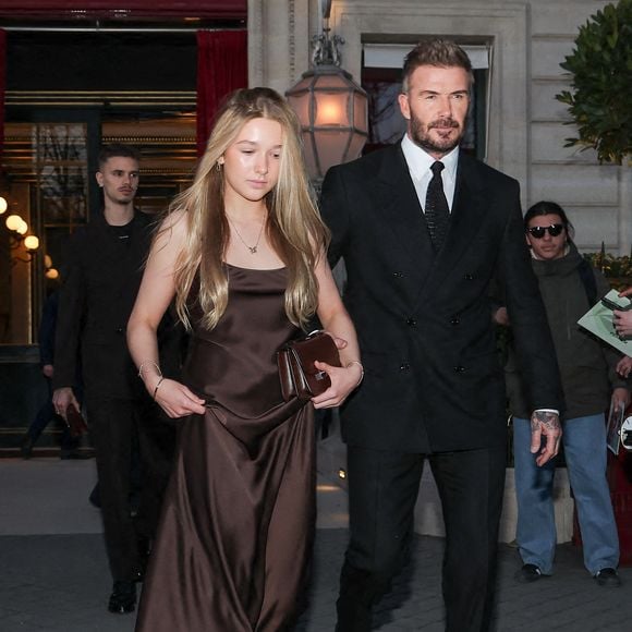 David Beckham et sa fille Harper Seven sortent de l'hôtel La Réserve Paris - Hotel and Spa pour se rendre au défilé de Victoria en marge de la Fashion Week de Paris (PFW), à Paris, France, le 7 mars 2025. © Cyril Moreau/Bestimage