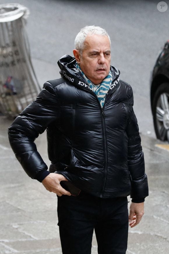 Exclusif - Olivier Macé - Arrivées aux obsèques de Jacques Collard en l'église Saint Roch à Paris le 6 avril 2023.
Jacques Collard est un restaurateur, acteur et dramaturge belge.
Il est l'auteur - seul ou en collaboration - d'une vingtaine d'adaptations théâtrales dont Les Enfants du silence (1993) et Ladies' Night (2001), couronnées respectivement du Molière de l'adaptateur et du Molière du meilleur spectacle comique.
Ami des stars3 et proche notamment de Thierry Le Luron et de Jean Marais, Jacques Collard a géré plusieurs de leurs restaurants4 : La Goulue (1969), L'Orangerie avec Jean-Claude Brialy, Le Chamarret (1972)5, Le Wall Street (1980), L'Orée du bois2,6, etc.
Il a également dirigé l'Espace Cardin de 1984 à 1992.

© Christophe Clovis / Bestimage