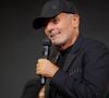 Laurent Baffie se lance alors dans une version volontairement fantaisiste de leur première rencontre.

Laurent Baffie lors de la soirée annuelle de gala de l'association Hope au pavillon Gabriel à Paris le 14 octobre 2025.© Anne-Sophie Guebey / Bestimage