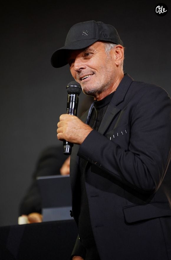 Laurent Baffie se lance alors dans une version volontairement fantaisiste de leur première rencontre.

Laurent Baffie lors de la soirée annuelle de gala de l'association Hope au pavillon Gabriel à Paris le 14 octobre 2025.© Anne-Sophie Guebey / Bestimage