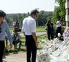 Avant de fermer le cercueil, Alain-Fabien a glissé la dépouille de Poupouss, chat adoré de son père, auprès de celle de son père : "Sa dernière volonté était que son chat y soit"
Anthony Delon et son demi-frère Alain-Fabien découvrent les hommages devant les grilles de la propriété de Douchy, quelques heures avant les obsèques de leur père, A.Delon, le 24 août 2024. Décédé le 18 août 2024, l'acteur a rendu son dernier souffle, entouré des siens dans sa propriété de Douchy, où il sera inhumé, le 24 août 2024 vers 17 heures dans une chapelle, construite il y a une vingtaine d'années. Agence / Bestimage