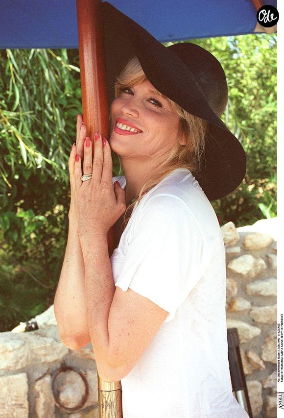 Malgré cette tragédie, Amanda Lear a choisi de conserver et de rénover son refuge provençal, auquel elle reste aujourd’hui profondément attachée.

Archives — Amanda Lear à Saint-Rémy-de-Provence.