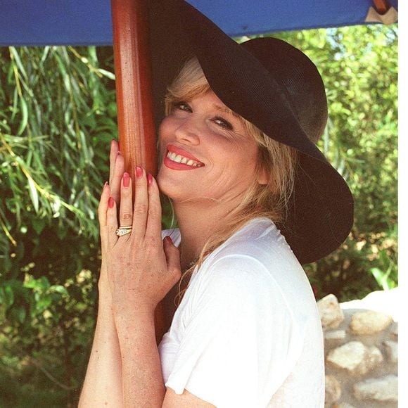 Malgré cette tragédie, Amanda Lear a choisi de conserver et de rénover son refuge provençal, auquel elle reste aujourd’hui profondément attachée.

Archives — Amanda Lear à Saint-Rémy-de-Provence.
