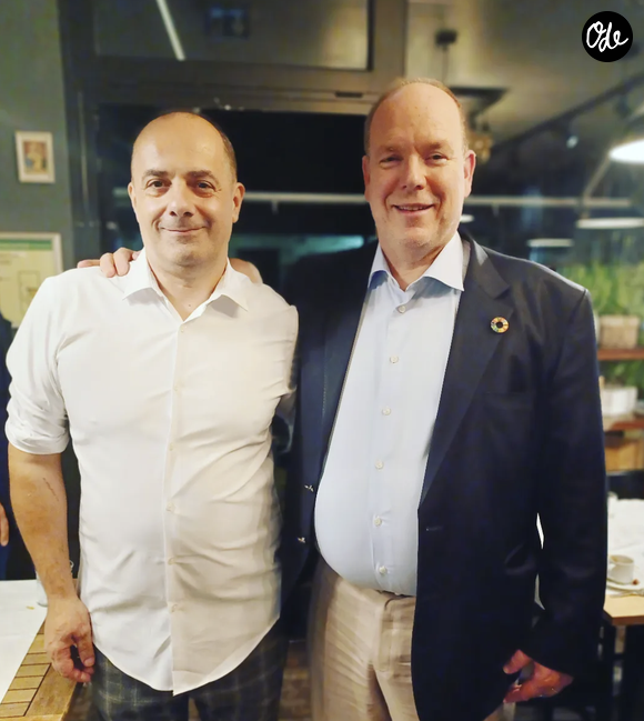 Leur lien d'amitié est devenu si fort que le milieu de terrain de légende lui avait directement proposé de rejoindre les cuisines tricolores juste avant l'iconique Coupe du monde 98. 

Roberto Falvo, le nouveau chef cuisinier des Bleus, sur Instagram