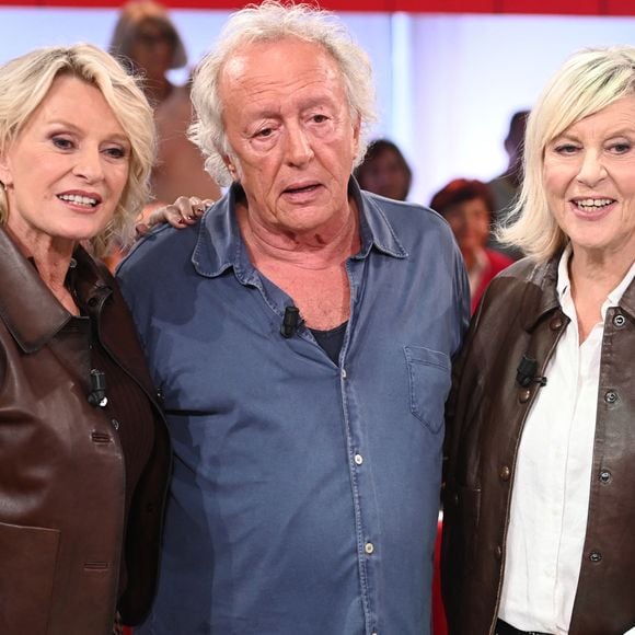 Exclusif - Sophie Davant, Didier Barbelivien et Chantal Ladesou lors de l'enregistrement de l'émission Vivement Dimanche, au studio Rive gauche, à Paris, France, le 22 octobre 2025, présentée par M.Drucker, diffusée sur France 3 le 16 novembre 2025. © Guillaume Gaffiot/Bestimage