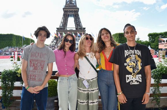 L'occasion de constater qu'il a bien grandi

Exclusif - Jean Depardieu (dernier fils de Gérard Depardieu), Iman Perez, Marie Coupérie-Eiffel, Vanille Clerc et Roxane Depardieu dans l'espace VIP lors de la 8ème édition du "Longines Paris Eiffel Jumping" au Champ de Mars à Paris. © Gorassini / Perusseau / Tribeca / Bestimage