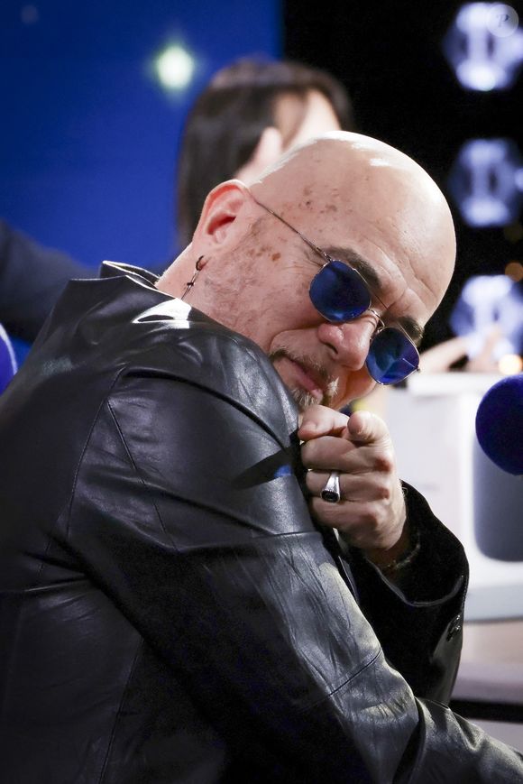 Selon les informations révélées par "Paris Match", le chanteur qui sera ce soir dans l'émission "Quelle Époque" a transformé sa propriété en véritable refuge à son image, à mi-chemin entre maison d’artiste, terrain de jeu et cocon intime. 

Exclusif - Pascal Obispo, lors de la 500 ème de Culture et Média sur Europe 1 en présence de nombreux invités, à Paris, France, le 23 janvier 2026. © Jack Tribeca/Bestimage