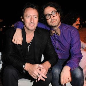 Si les deux frères s'entendent très bien, leur père ne les a pas estimés de le même façon...

Julian Lennon (à gauche) et Sean Lennon sont présents à une soirée pour ONEDREAMRUSH, où 42 réalisateurs sont invités à faire des courts métrages de 42 secondes, organisée par la société de vodka 42BELOW. L'événement a eu lieu sur la plage du ChaCha Cannes à Cannes, en France, le 18 mai 2009, dans le cadre du 62e Festival de Cannes. Photo par Ian West/PA Photos/ABACAPRESS.COM