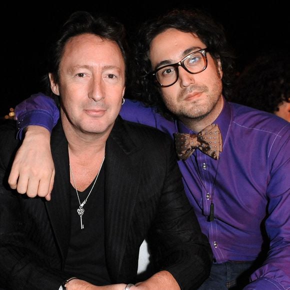 Si les deux frères s'entendent très bien, leur père ne les a pas estimés de le même façon...

Julian Lennon (à gauche) et Sean Lennon sont présents à une soirée pour ONEDREAMRUSH, où 42 réalisateurs sont invités à faire des courts métrages de 42 secondes, organisée par la société de vodka 42BELOW. L'événement a eu lieu sur la plage du ChaCha Cannes à Cannes, en France, le 18 mai 2009, dans le cadre du 62e Festival de Cannes. Photo par Ian West/PA Photos/ABACAPRESS.COM