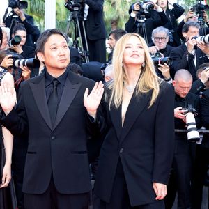Elle était présente avec l'équipe du film "Soudain", en compétition

Tao Okamoto, Ryûsuke Hamaguchi, Virginie Efira, David Gauquié - Montée des marches pour la cérémonie de clôture du 79ème Festival International du Film de Cannes, le 23 mai 2026. © Olivier Borde / Bestimage