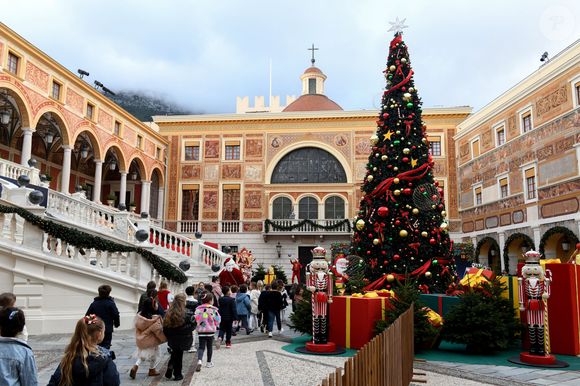Le prince Albert II de Monaco, la princesse Charlene et leurs enfants la princesse Gabriella et le prince héréditaire Jacques ont accueilli les enfants monégasque pour le traditionnel arbre de Noël du Palais à Monaco, le 17 décembre 2025. © Bruno Bebert/Bestimage